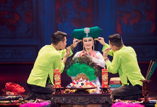 "Mẫu" Religion worships Goddesses representing 3 realms of the Universe: the Goddess of Heaven (Red), Water (White), Mountains and Forests (Green)