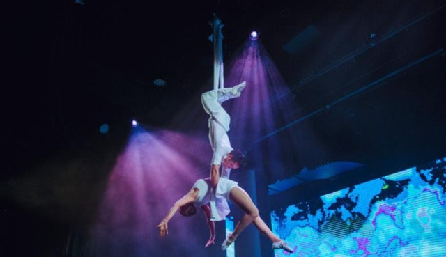 The 75-minute show features some of the best acrobats and circus performers from Vietnam, accompanied by a blend of Western electronic and Vietnamese traditional music and using excellent theatrical effects