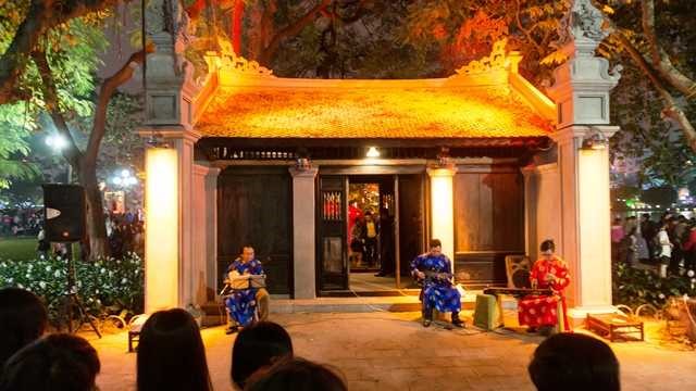 A traditional showed in Hanoi Old Quarter